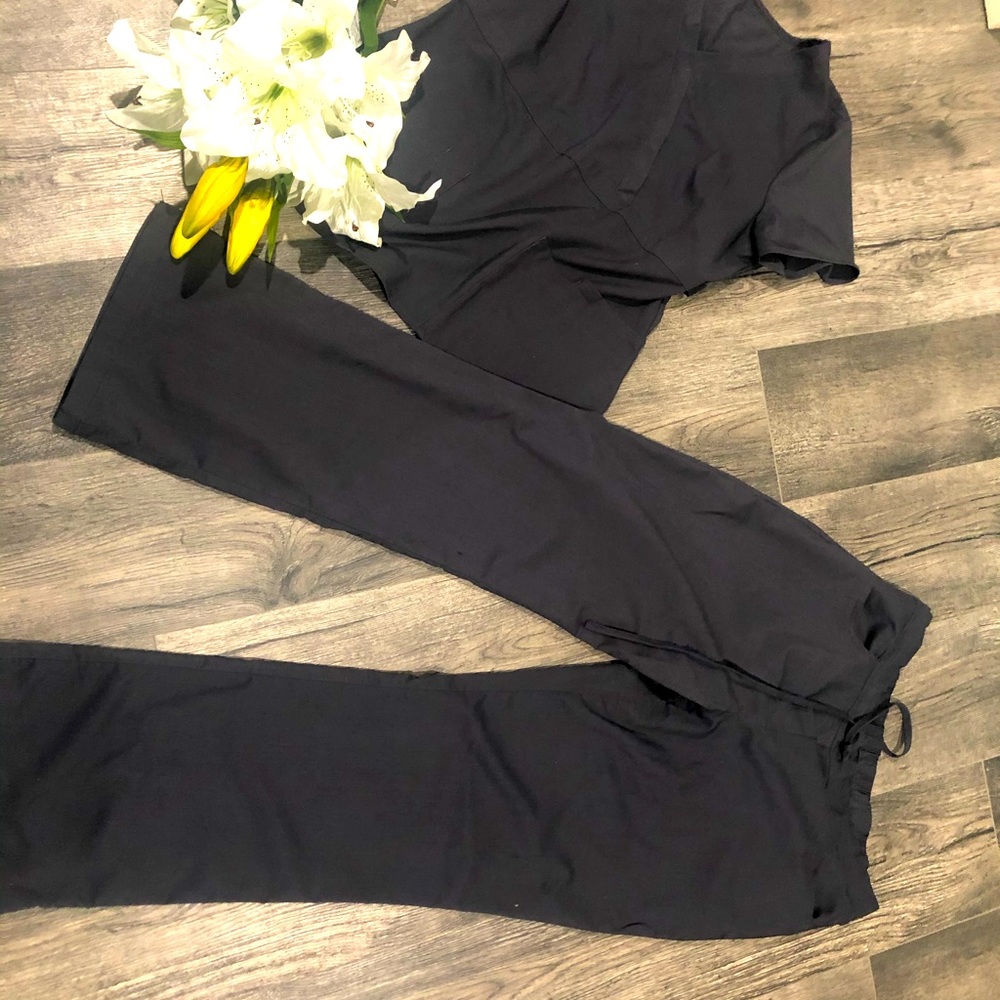 Women’s dark grey scrubs size M top & M bottom